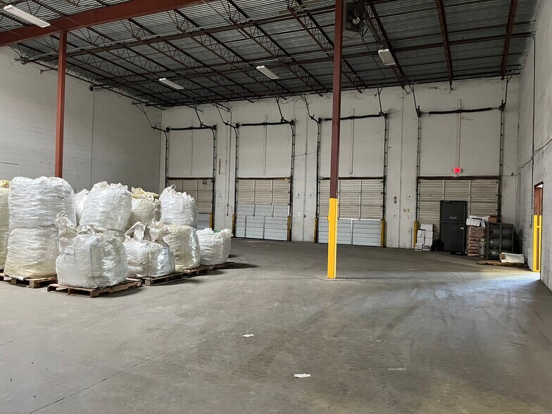More Photos Of 9366 Wallisville Rd, Houston Warehouse For Lease