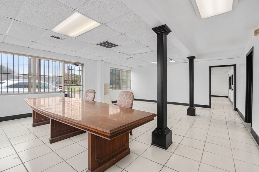 More Photos Of 6816 Larkwood Dr, Houston Industrial For Sale
