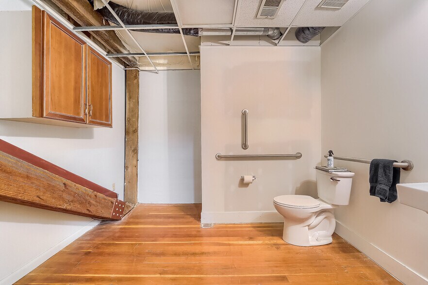 More Photos Of 611 2nd Ave, Longmont Showroom For Sale