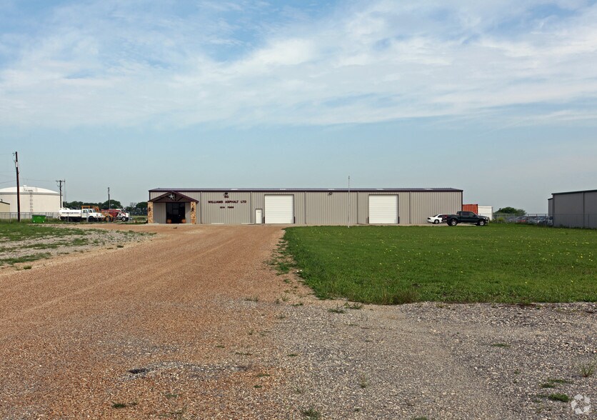 More Photos Of 1814 Fm-66, Waxahachie Warehouse For Lease