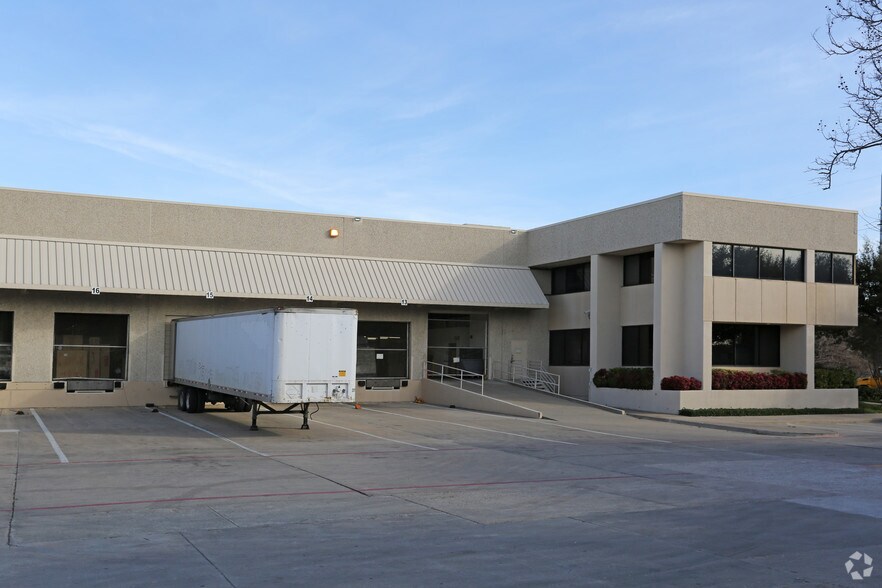 More Photos Of 1100 W Royal Ln, Irving Distribution For Lease