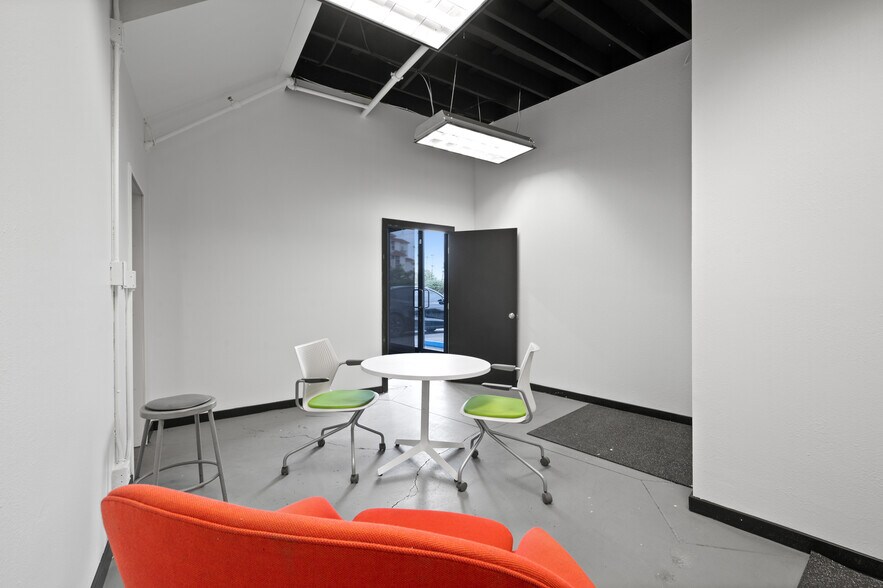 More Photos Of 800 E Dyer Rd, Santa Ana Showroom For Lease