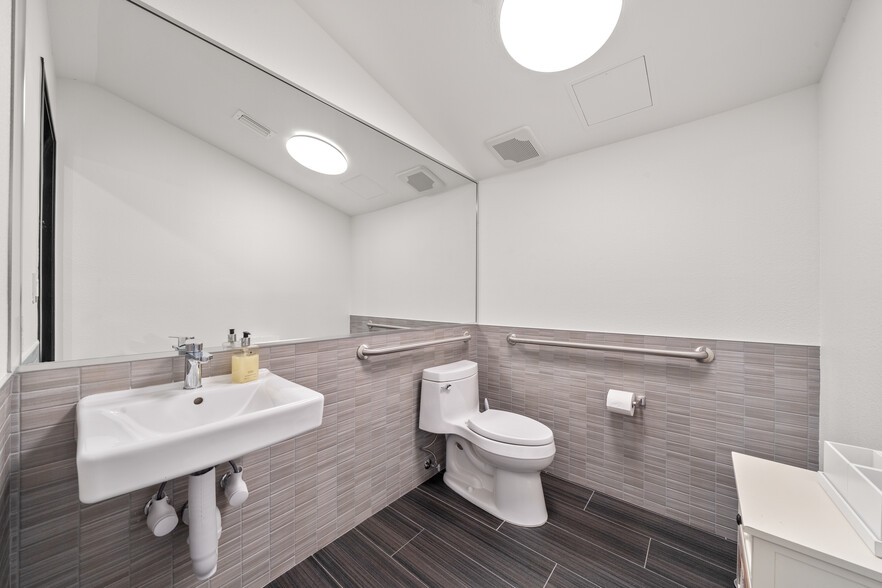 More Photos Of 2500 W William Cannon Dr, Austin Loft Creative Space For Sale