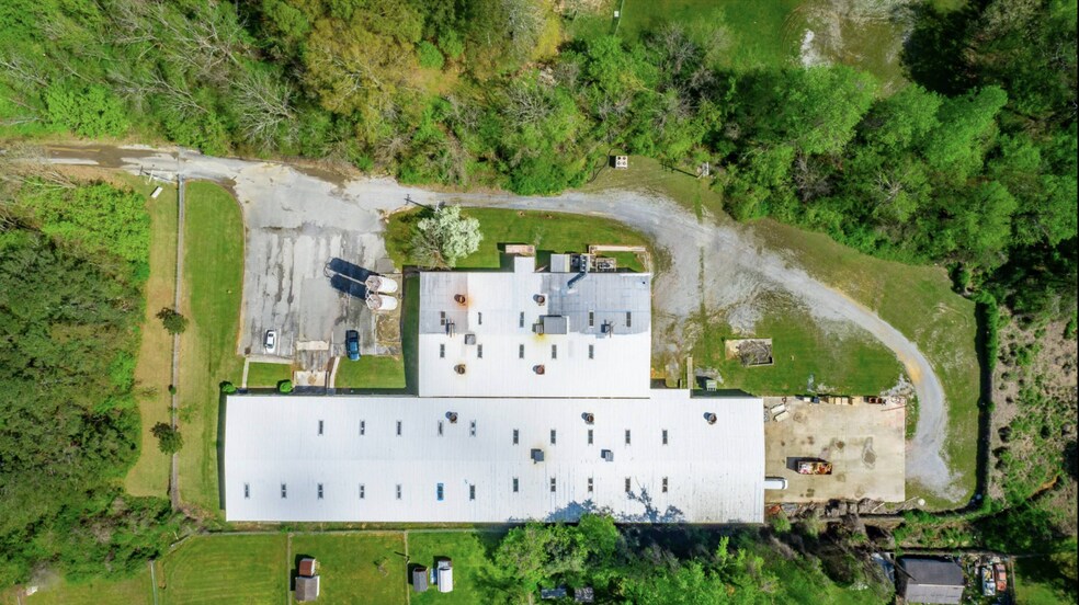 More Photos Of 1129 S Chattanooga St, LaFayette Warehouse For Sale