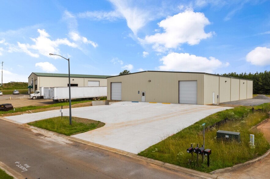 More Photos Of 27 Airport Business, Jasper Warehouse For Lease