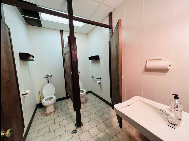 More Photos Of 315 W Solomon St, Griffin Office For Sale