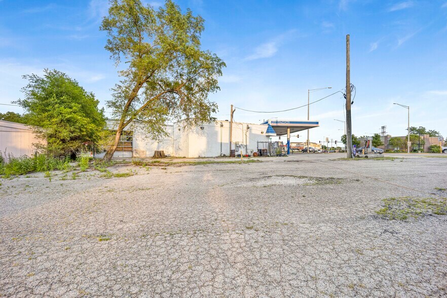 More Photos Of 21W042 Lake St, Addison Service Station For Sale