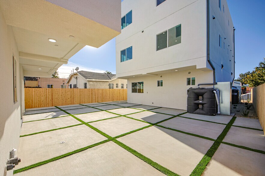More Photos Of 2404 S Cochran Ave, Los Angeles Apartments For Sale