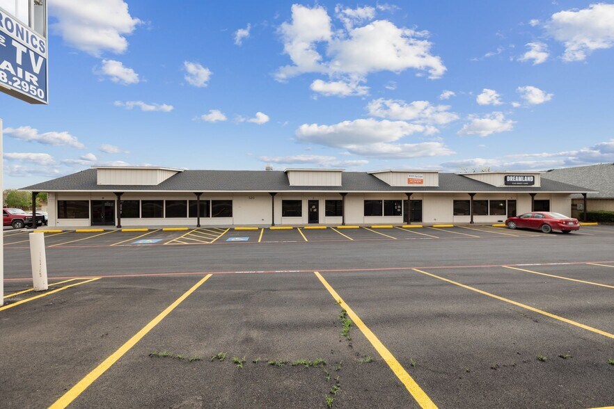 More Photos Of 520 N Broadway St, Joshua Storefront Retail Office For Lease