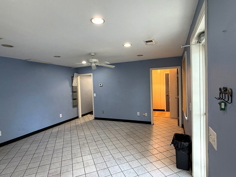 More Photos Of 117 Park Rd, Lexington Showroom For Sale