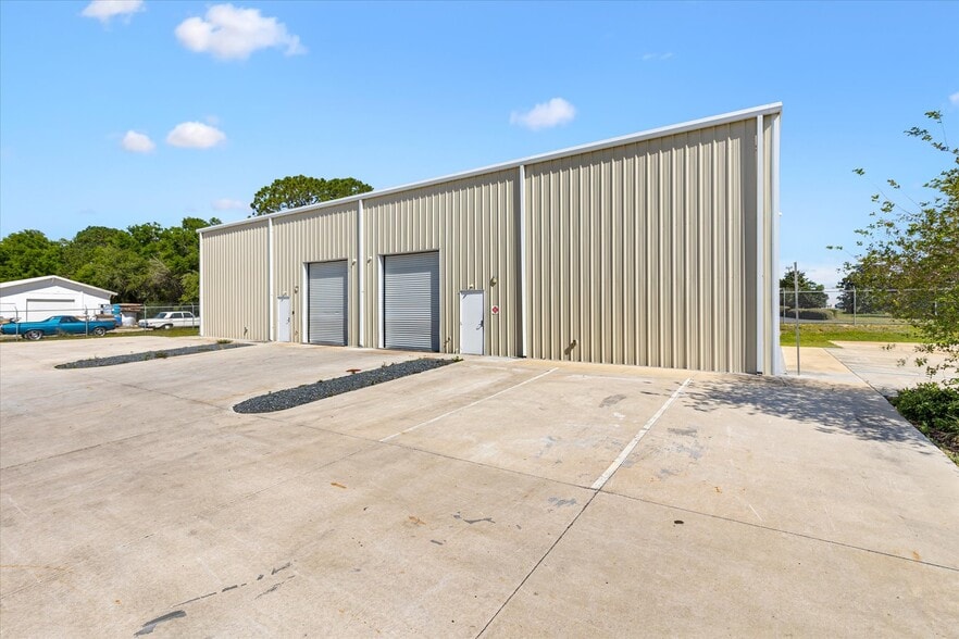 More Photos Of 1818 Greenleaf Ln, Leesburg Warehouse For Lease