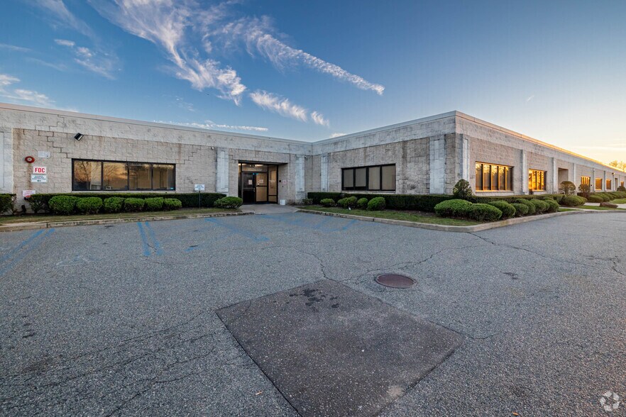 More Photos Of 55 W Ames Ct, Plainview Research And Development For Lease