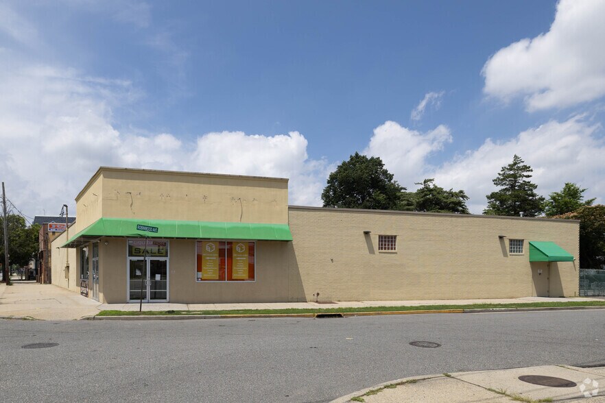 More Photos Of 555 Greenwich St, Hempstead Freestanding For Sale