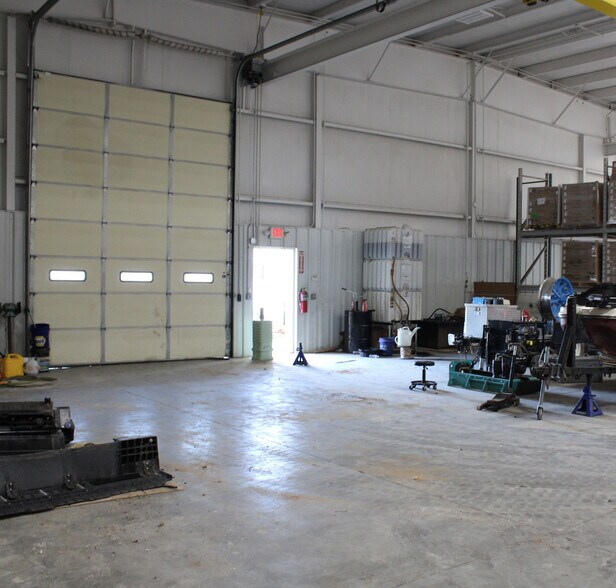 More Photos Of 477 E Robinson Ave, Springdale Warehouse For Lease