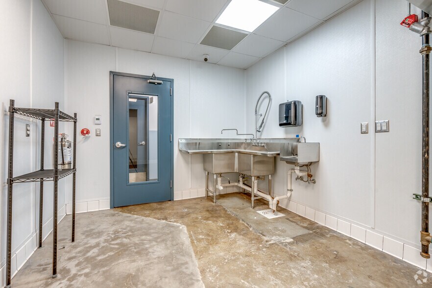 More Photos Of 4321 Live Oak St, Dallas Freestanding For Sale