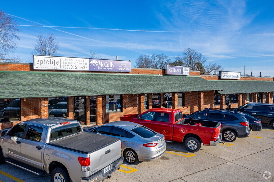 More Photos Of 201 US Highway 60 W, Republic General Retail For Lease