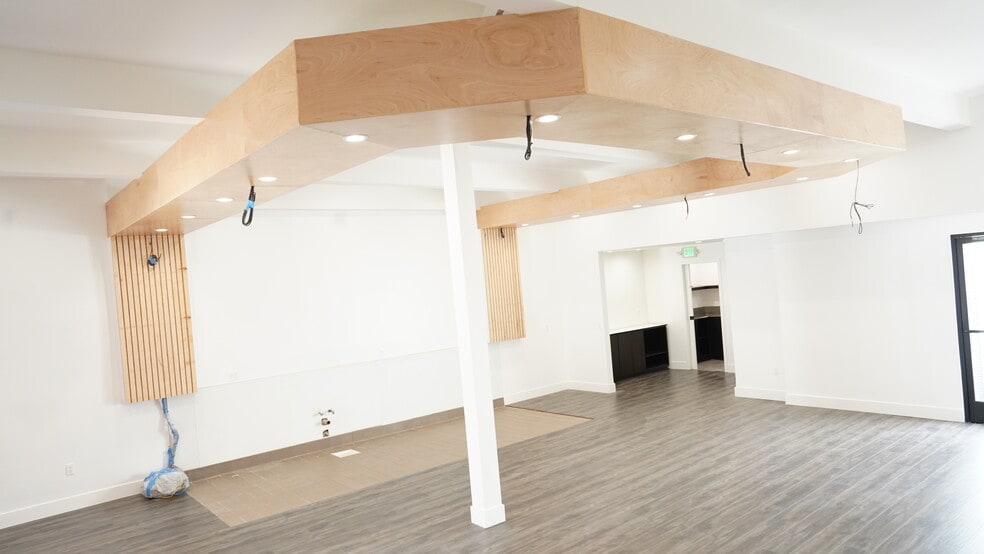 More Photos Of 16616 Ventura Blvd, Encino Restaurant For Lease