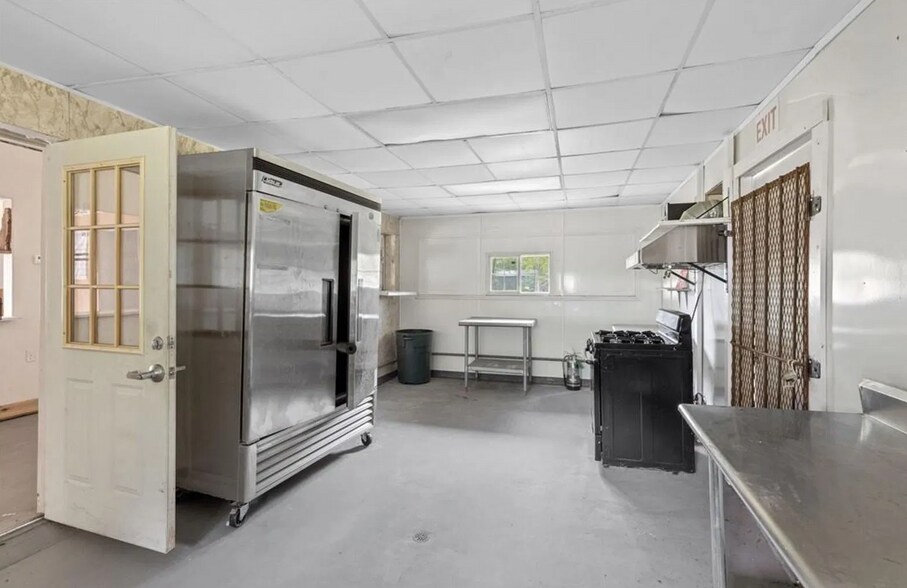 More Photos Of 816 Goodwin St, Vinton Flex For Sale