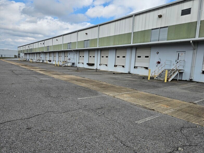 More Photos Of 4270 Chrysler Dr, Memphis Distribution For Lease