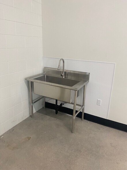 More Photos Of 8030 Freestone Ave, Santa Fe Springs Manufacturing For Lease