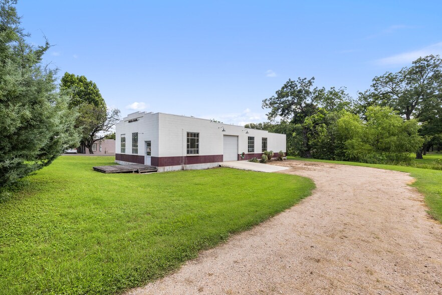 More Photos Of 404 Nugent ave, Johnson City Flex For Sale