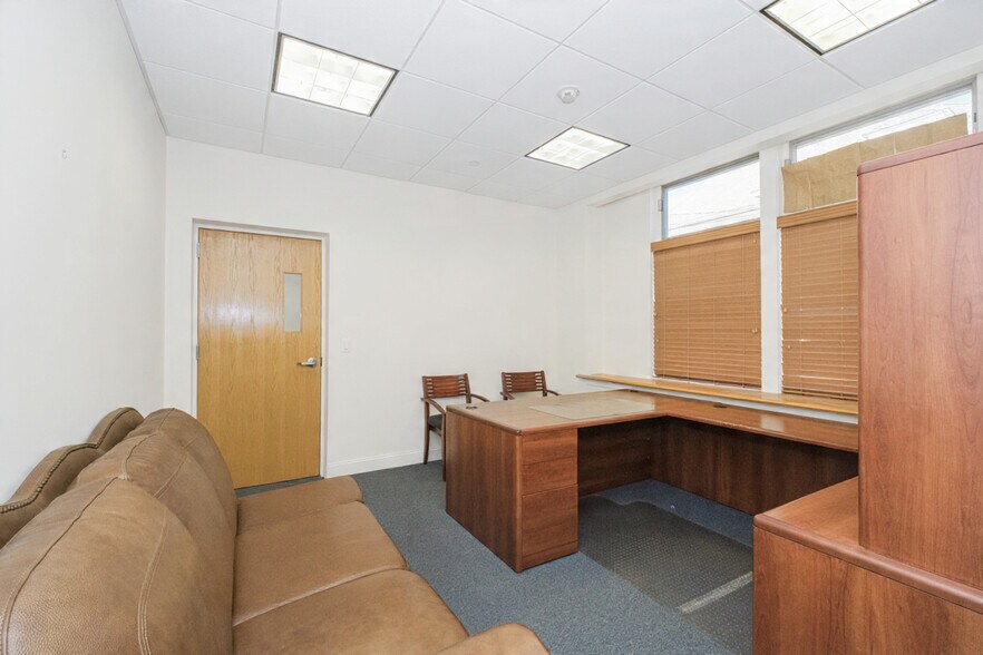 More Photos Of 6 Drummond Pl, Red Bank Office For Lease