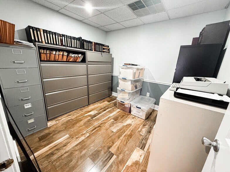 More Photos Of 146 S Lakeview Dr, Gibbsboro Office For Sale