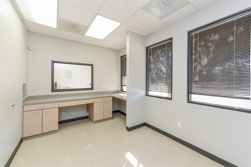 More Photos Of 5751 Blythewood St, Houston Unknown For Lease