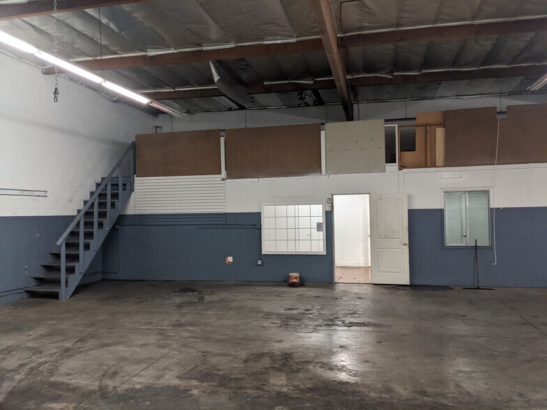 More Photos Of 10861-10867 Penrose St, Sun Valley Auto Repair For Lease