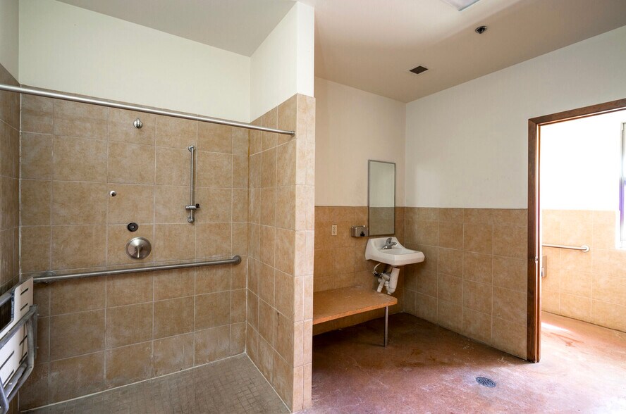 More Photos Of 8915 San Dario Ave, Laredo Truck Stop For Lease