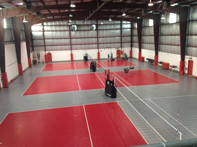 More Photos Of 901 N Batavia Ave, Batavia Showroom For Lease