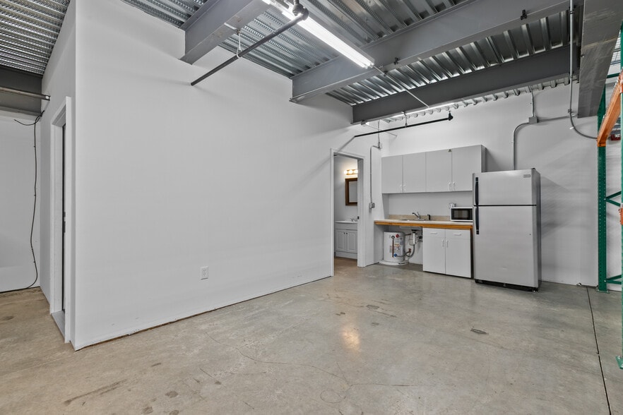 More Photos Of 1985 Alpine Way, Bellingham Warehouse For Sale