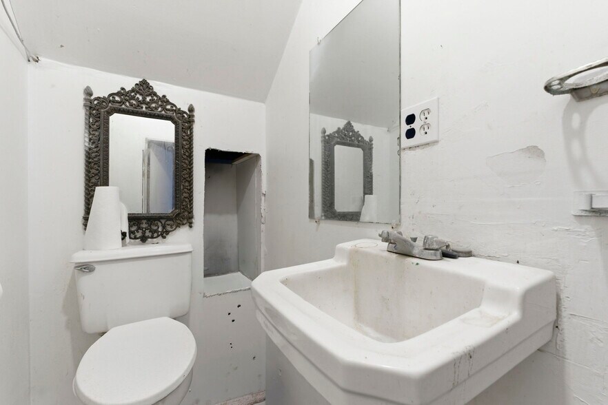 More Photos Of 2122 S Glenstone Ave, Springfield Freestanding For Sale