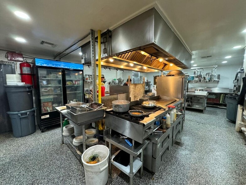 More Photos Of 1410 1st St E, Humble Restaurant For Sale