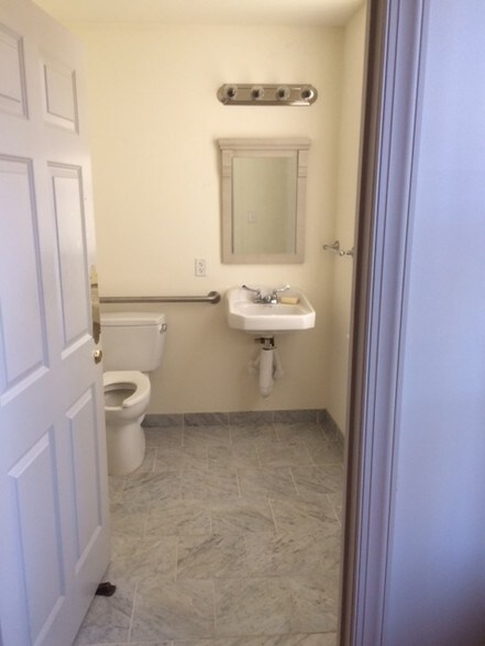 More Photos Of 116 W Washington St, Middleburg Office For Lease