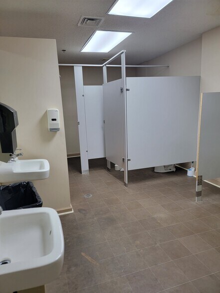 More Photos Of 335 College Ave, Boiling Springs Restaurant For Lease