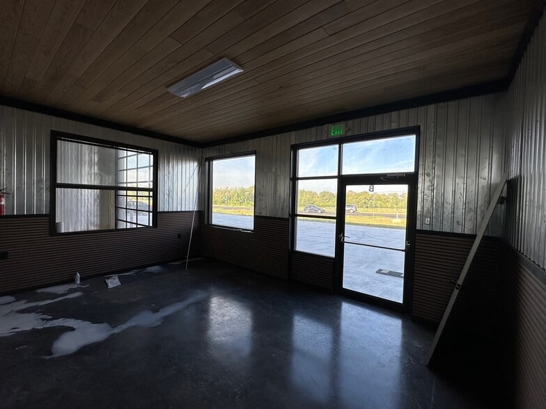 More Photos Of 1055 FM 2623, Seguin Showroom For Lease