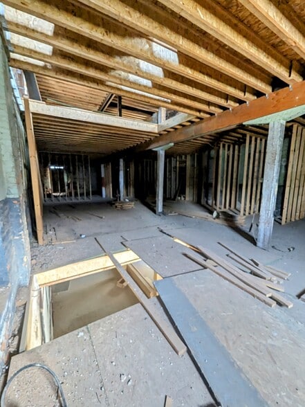 More Photos Of 208 S 4th St, Lafayette Freestanding For Sale