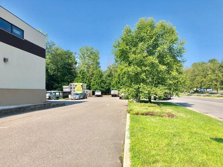 More Photos Of 267 Saw Mill River Rd, Elmsford Freestanding For Sale