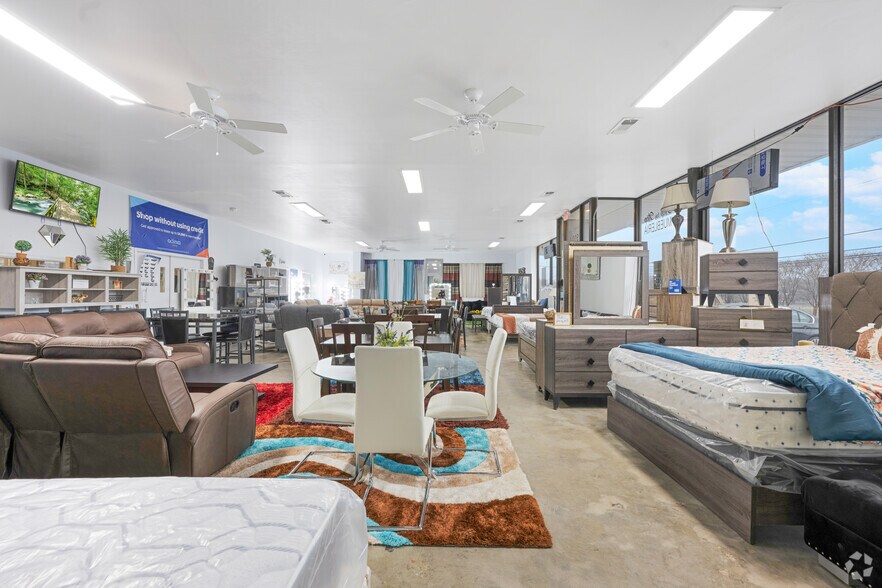 More Photos Of 910 S Cedar Ridge Dr, Duncanville Freestanding For Sale