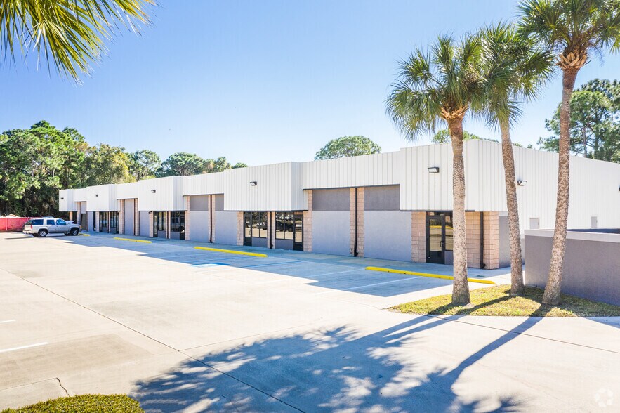 More Photos Of 1535 N Cogswell St, Rockledge Warehouse For Lease