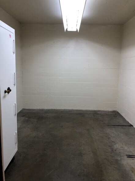 More Photos Of 2107 Livingston St, Oakland Warehouse For Lease