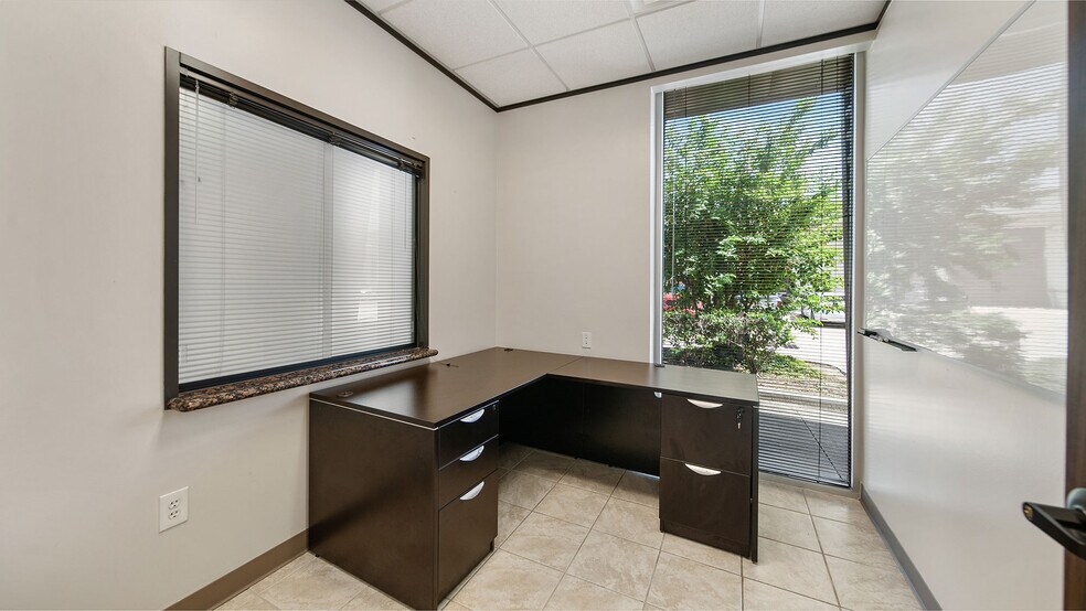 More Photos Of 701 S Persimmon St, Tomball Unknown For Lease