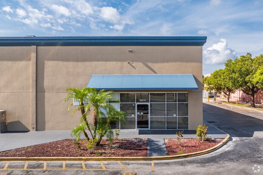 More Photos Of 1401 E Fowler Ave, Tampa Storefront For Lease