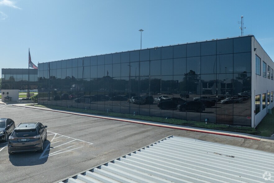 More Photos Of 888 W Sam Houston Pky S, Houston Office For Lease