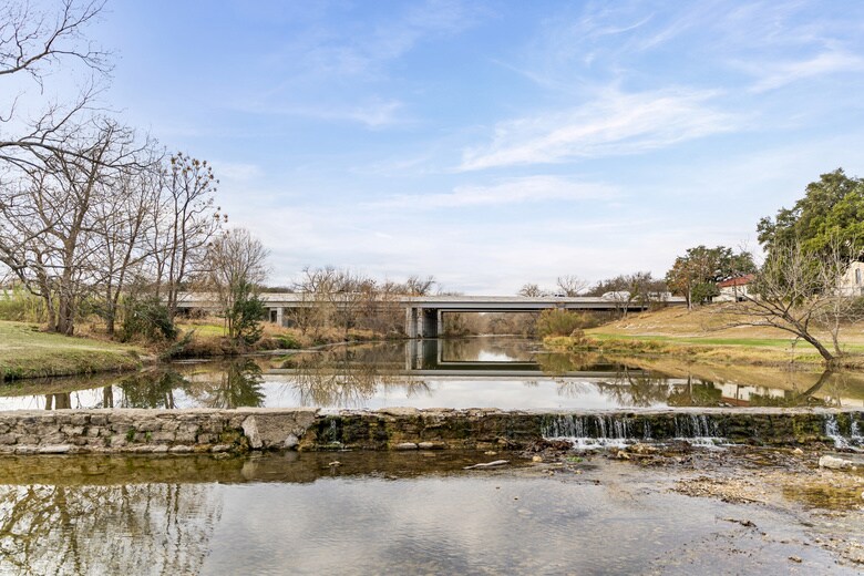 More Photos Of 401 S Stagecoach Rd, Salado Office For Sale