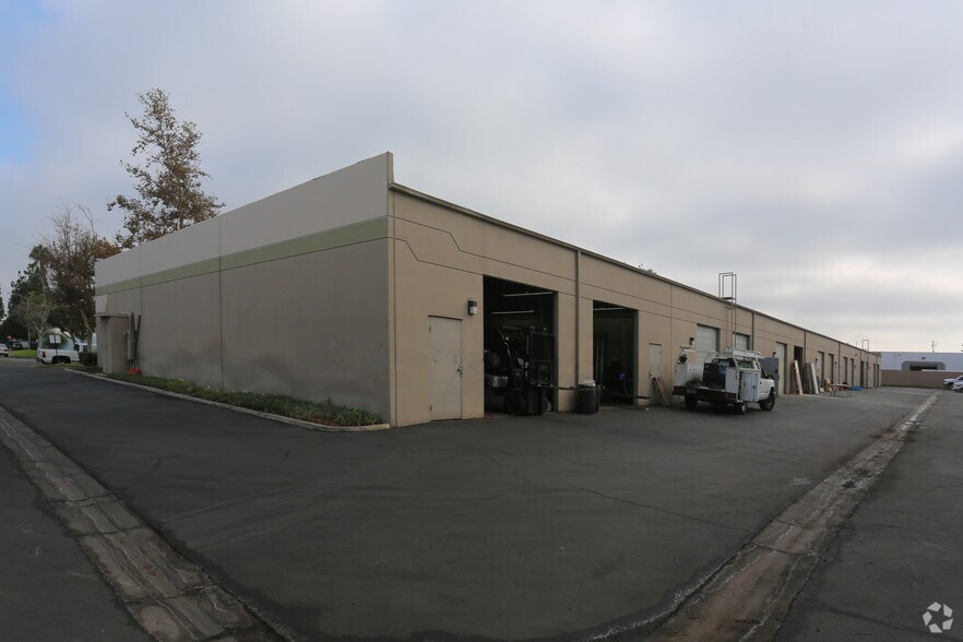 More Photos Of 1240-1264 N La Loma Cir, Anaheim Warehouse For Lease