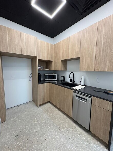 More Photos Of 429 N Lime Ave, Sarasota Freestanding For Lease