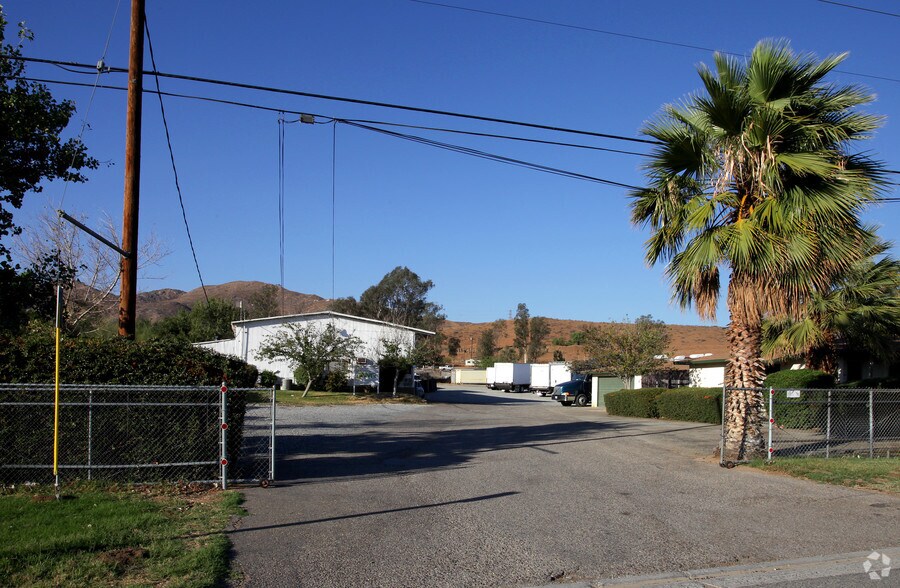More Photos Of 8551 Mission Blvd, Jurupa Valley Warehouse For Lease