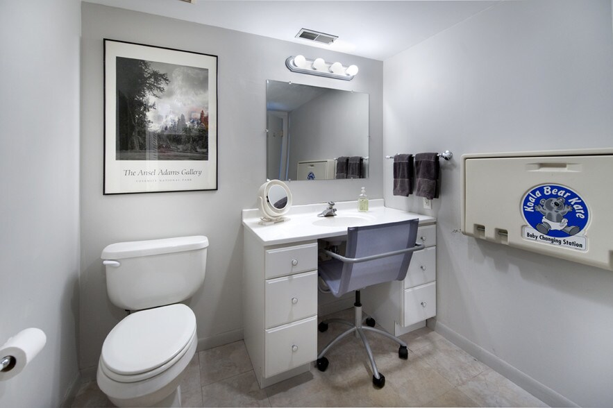 More Photos Of 3885 Industrial Ave, Rolling Meadows Warehouse For Lease